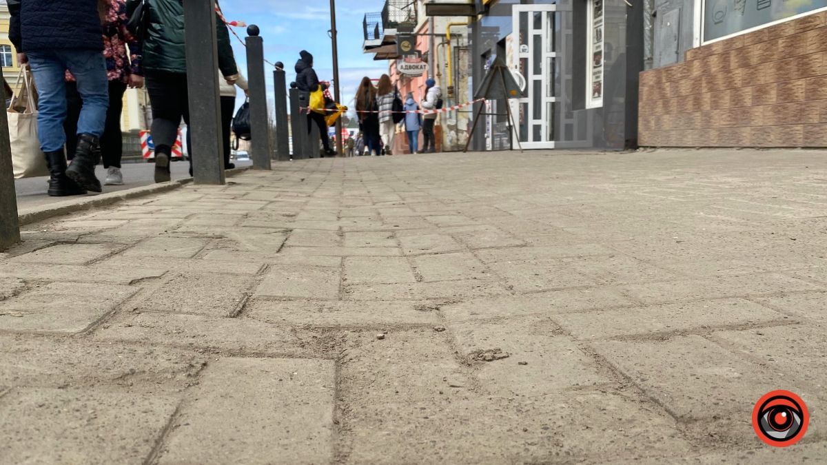 На тротуарі по проспекті Грушевського комунальники перекладають плитку 2