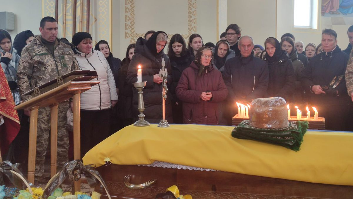 У Ланчині провели в останню дорогу Героя Володимира Вибранського 5