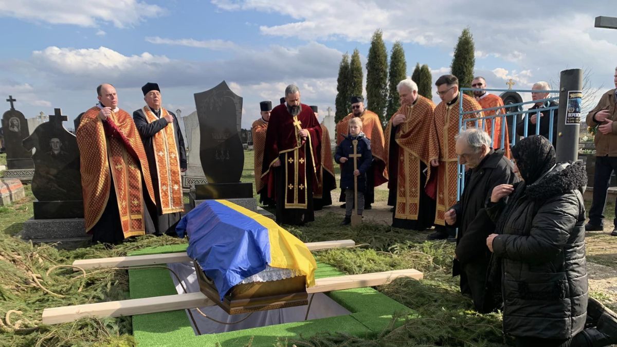 Надвірнянська громада провела в останню дорогу Ігора Бакоту 4