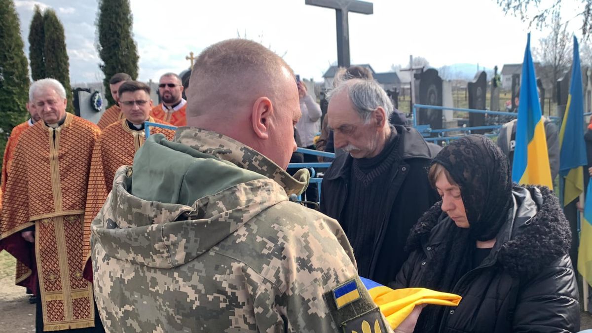 Надвірнянська громада провела в останню дорогу Ігора Бакоту 2