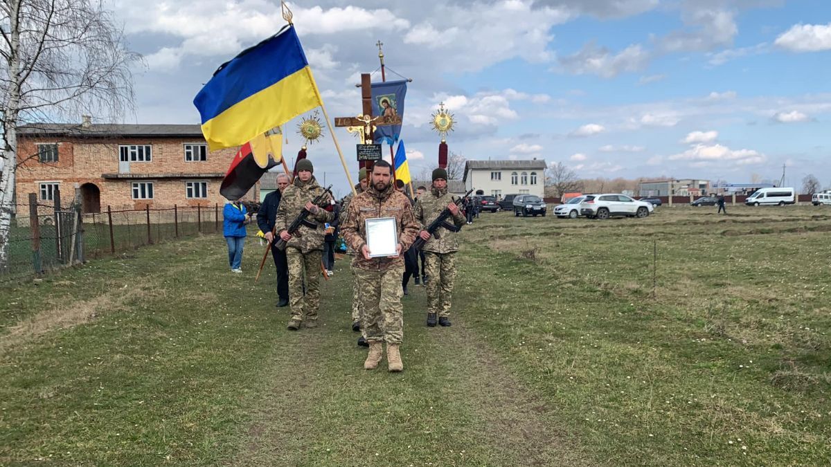 Надвірнянська громада провела в останню дорогу Ігора Бакоту 5