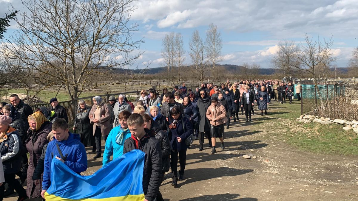 Надвірнянська громада провела в останню дорогу Ігора Бакоту 6