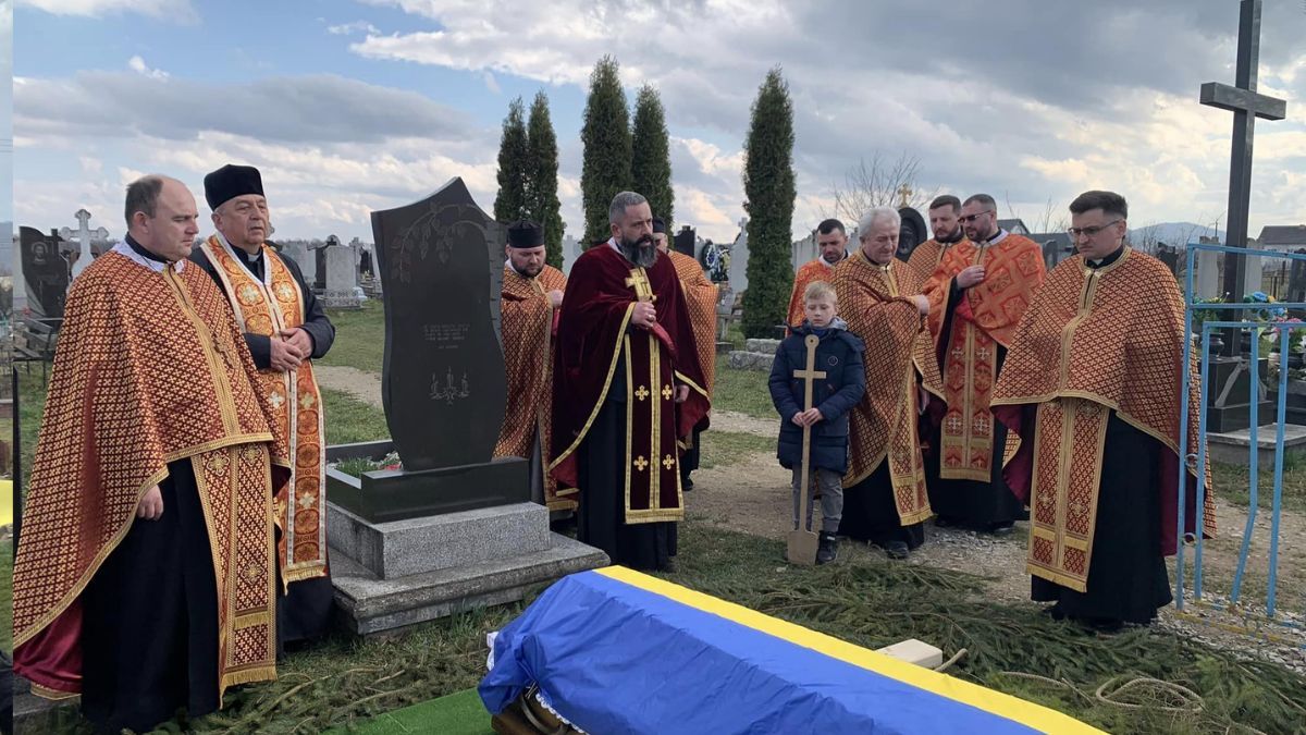 Надвірнянська громада провела в останню дорогу Ігора Бакоту 8