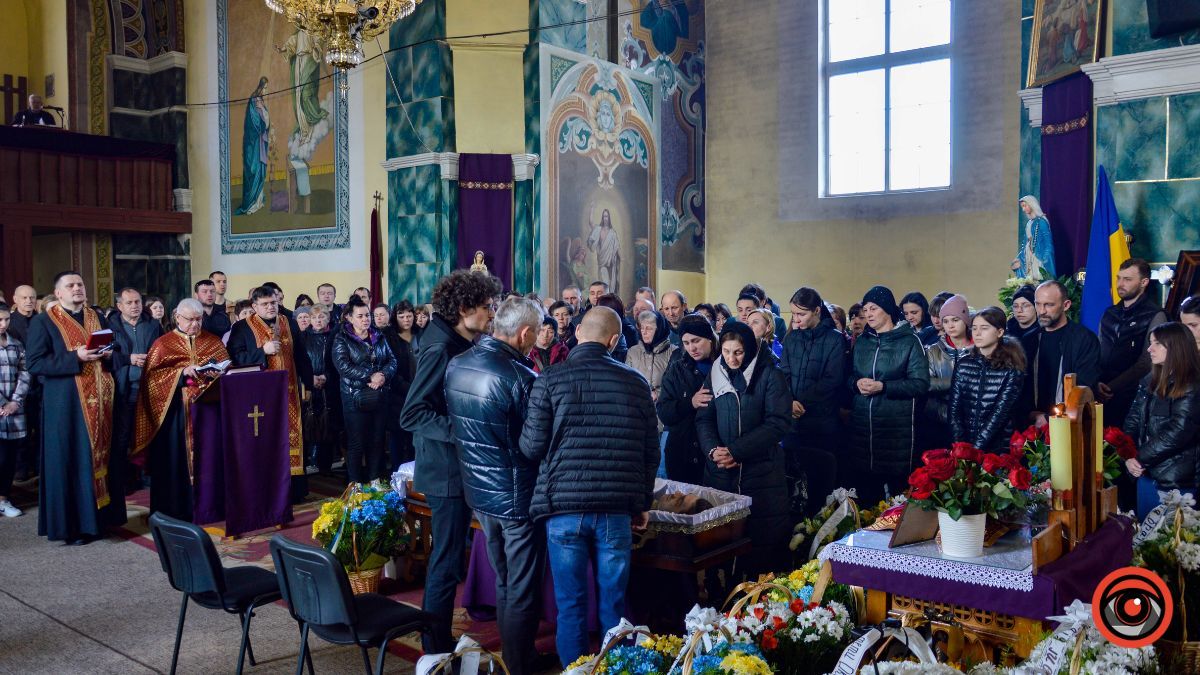 У Коломиї без почестей провели в останню дорогу військового Івана Дзумедзея 2