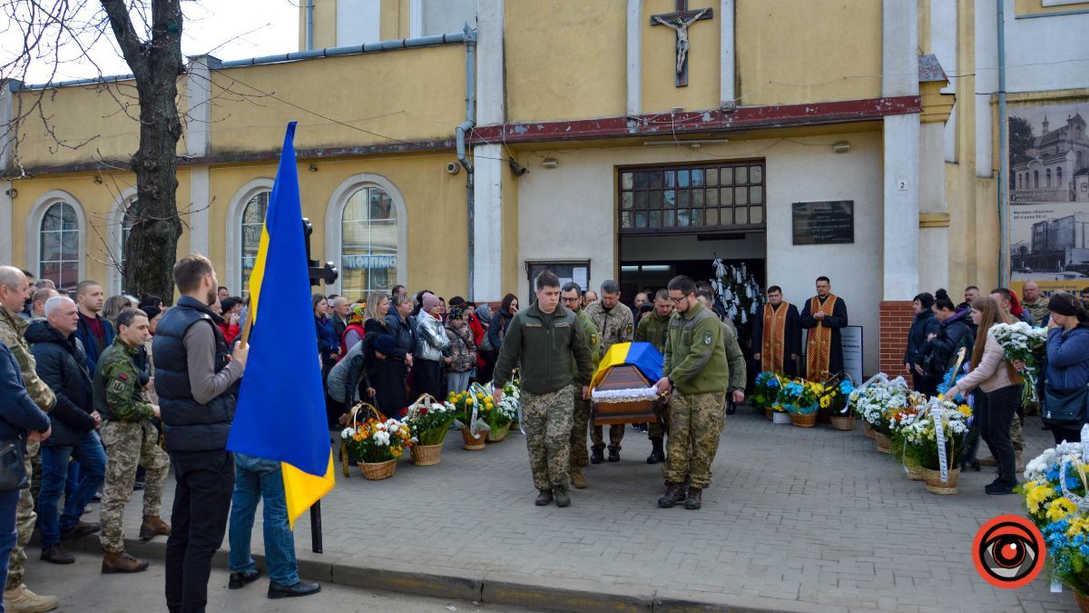 У Коломиї без почестей провели в останню дорогу військового Івана Дзумедзея 14