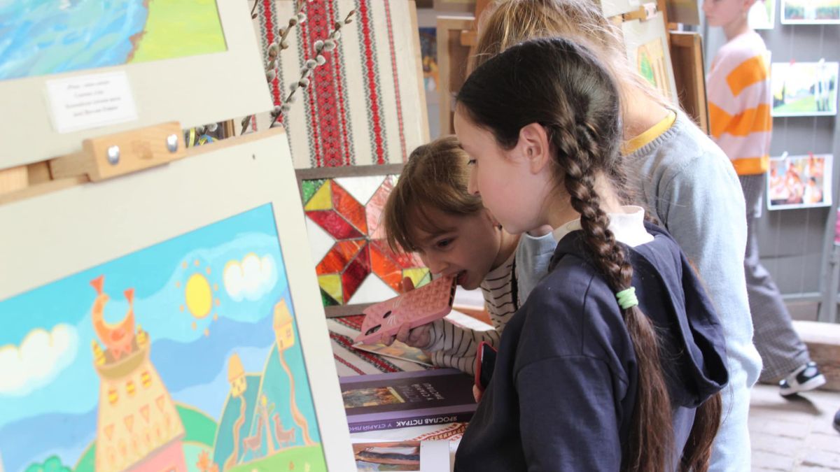 "Творчість Ярослава Пстрака очима дітей": у Коломиї презентували виставку 3