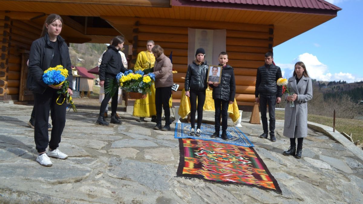 На Верховинщині відкрили меморіальну дошку загиблому Герою Владиславу Білатчуку 3