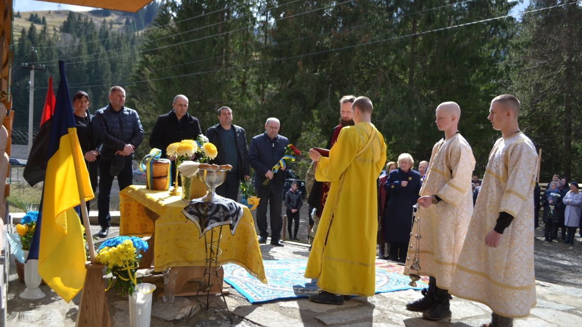 На Верховинщині відкрили меморіальну дошку загиблому Герою Владиславу Білатчуку 1