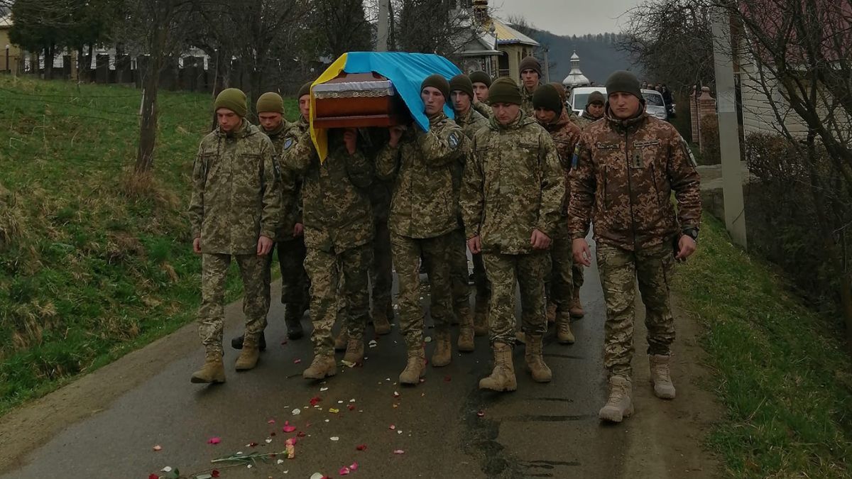 Слобода провела в останню дорогу Героя Миколу Гриджука 5