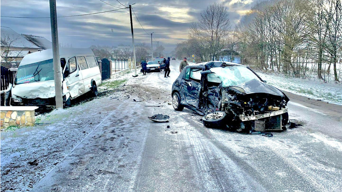 Зіткнулися легковий автомобіль та автобус: деталі ДТП у Саджавці