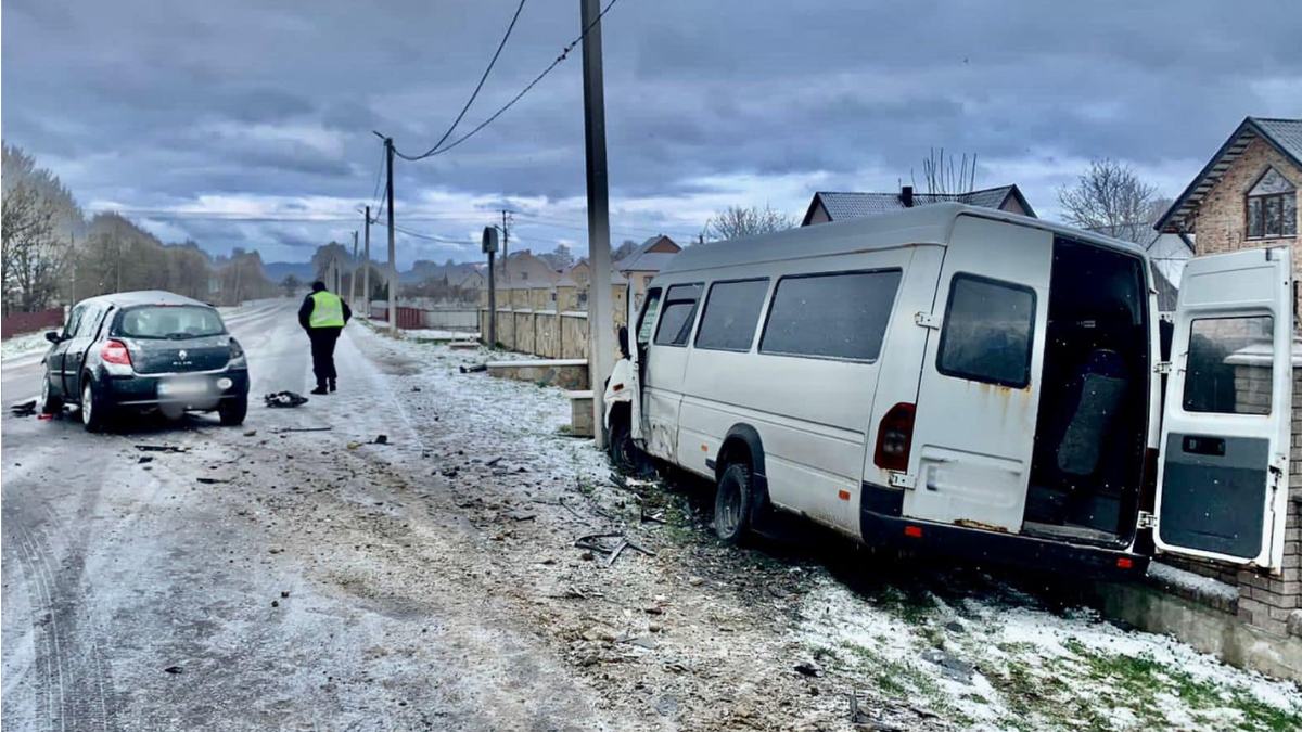 Зіткнулися легковий автомобіль та автобус: деталі ДТП у Саджавці 2