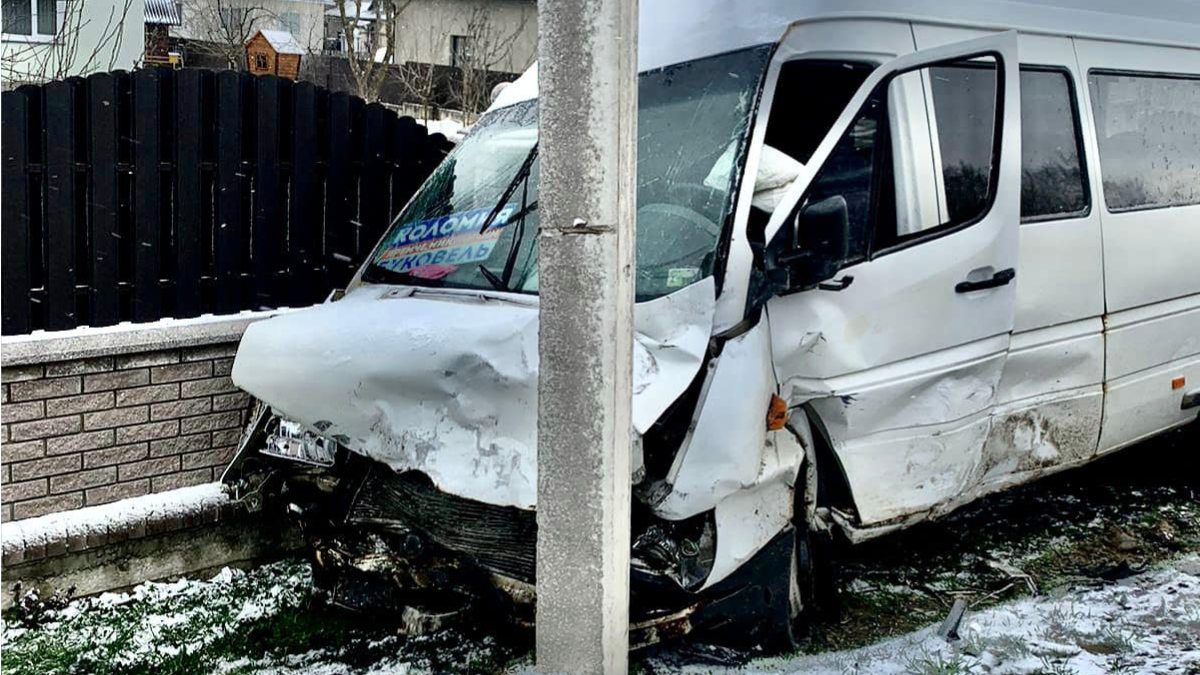 Зіткнулися легковий автомобіль та автобус: деталі ДТП у Саджавці 1