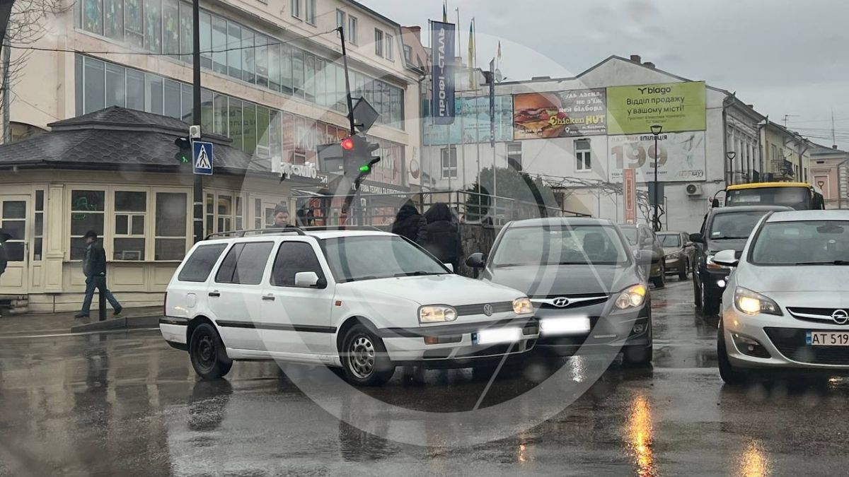 У Коломиї на проспекті Грушевського ДТП: рух ускладнено