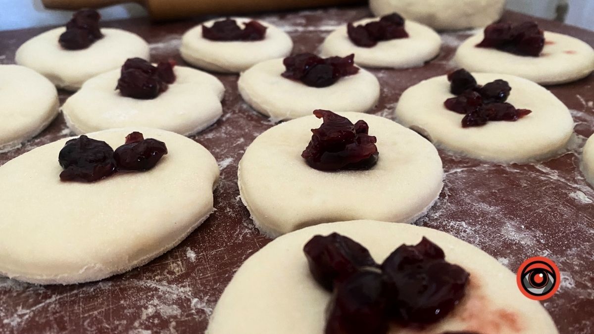 Соковиті та пісні пампушки до чаю: рецепт тижня 3