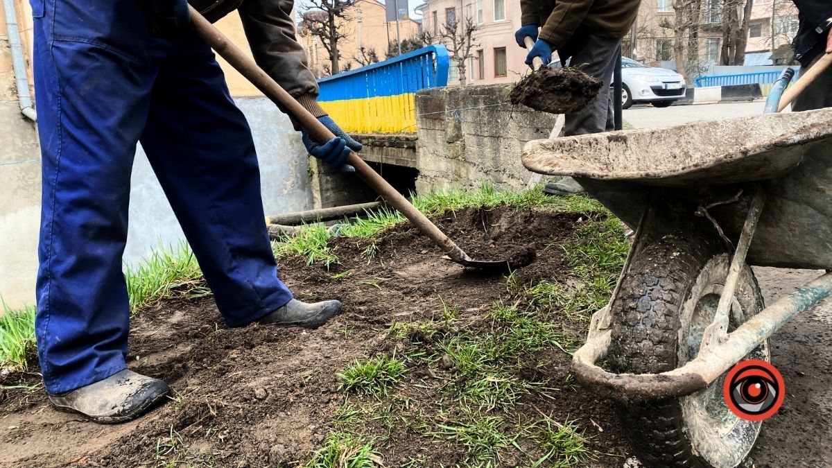 На вул Тарабалки у Коломиї працюють комунальники: що вони роблять? 1