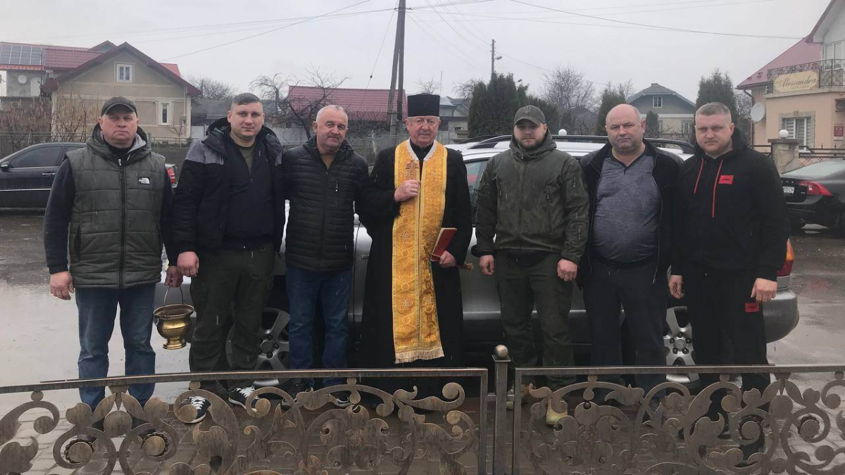 У Городенці освятили авто, яке невдовзі вирушить на фронт 6