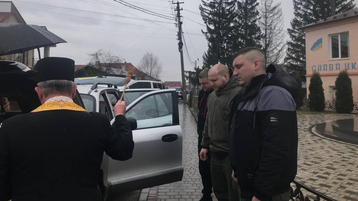 У Городенці освятили авто, яке невдовзі вирушить на фронт 1