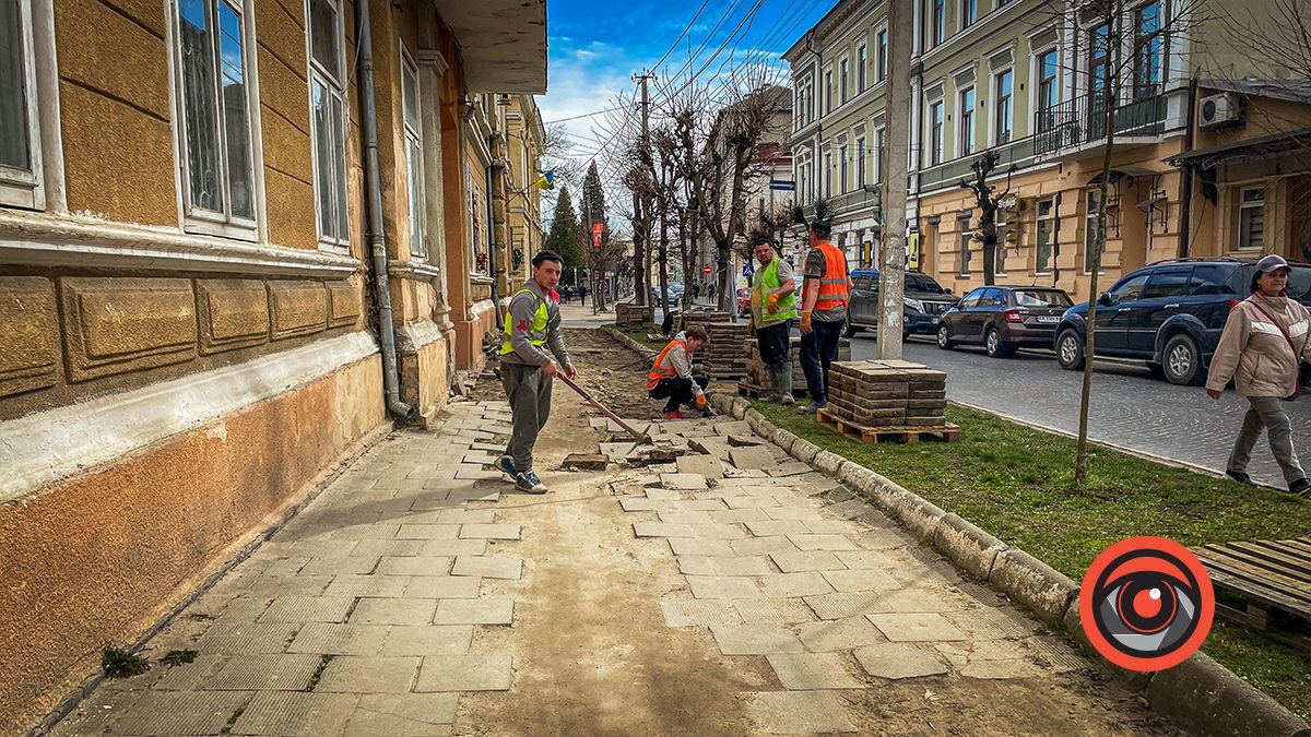 На вулиці Франка у Коломиї розбирають плитку