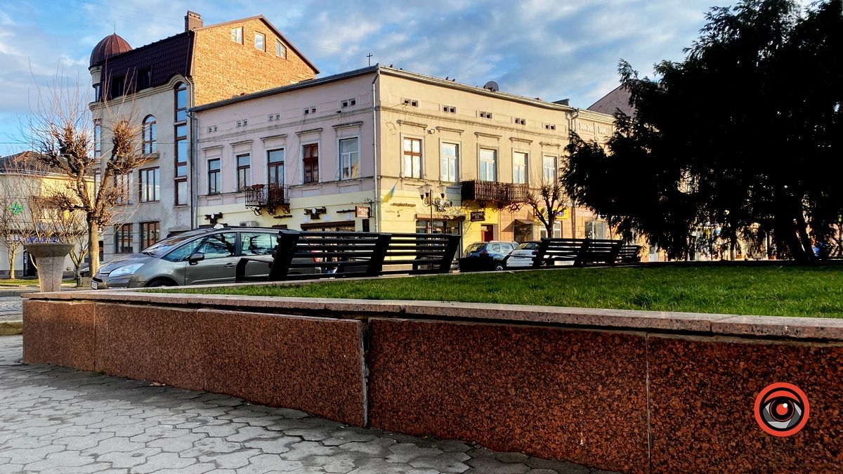 На площі Відродження у Коломиї відвалюється плитка 7