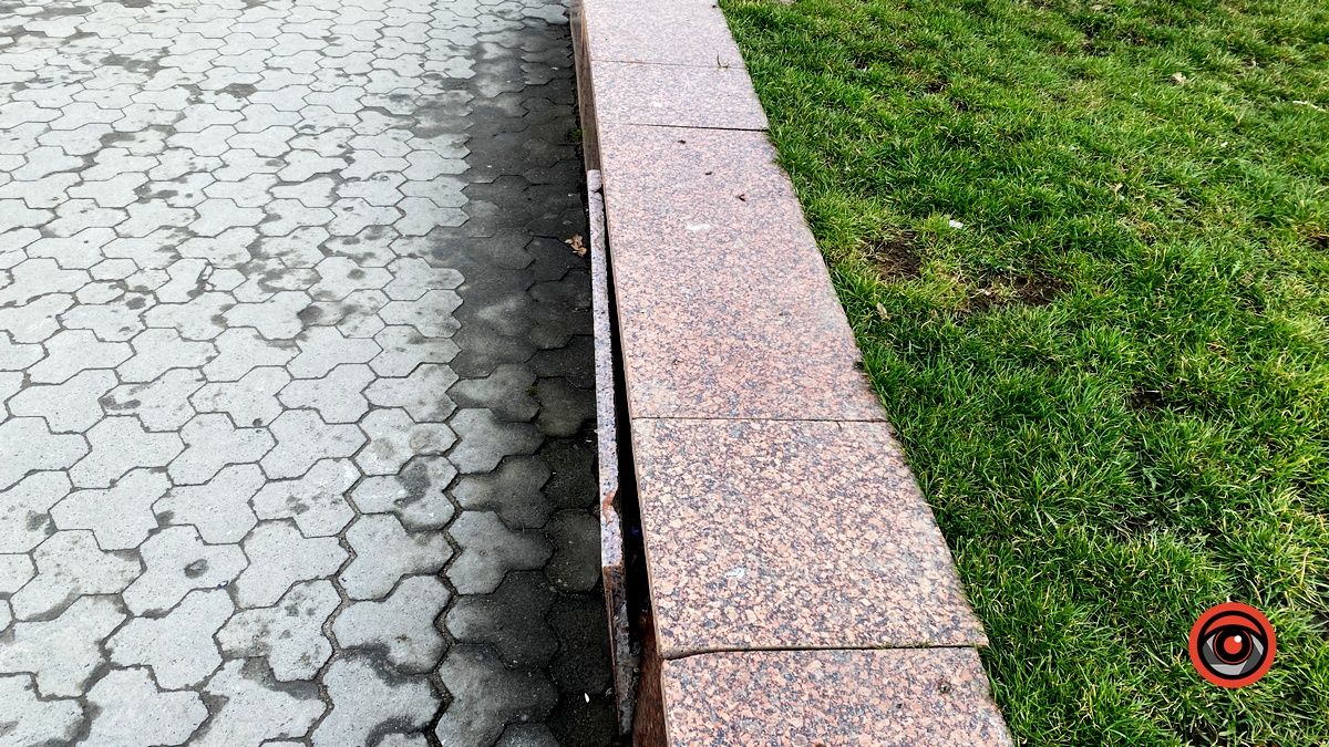 На площі Відродження у Коломиї відвалюється плитка 6