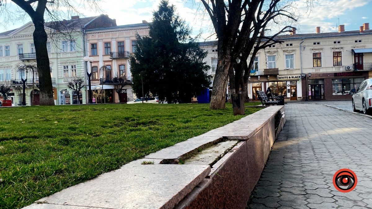 На площі Відродження у Коломиї відвалюється плитка 8