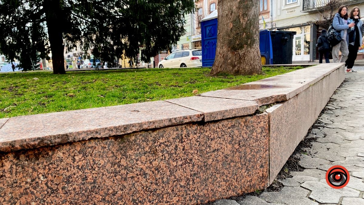 На площі Відродження у Коломиї відвалюється плитка 9