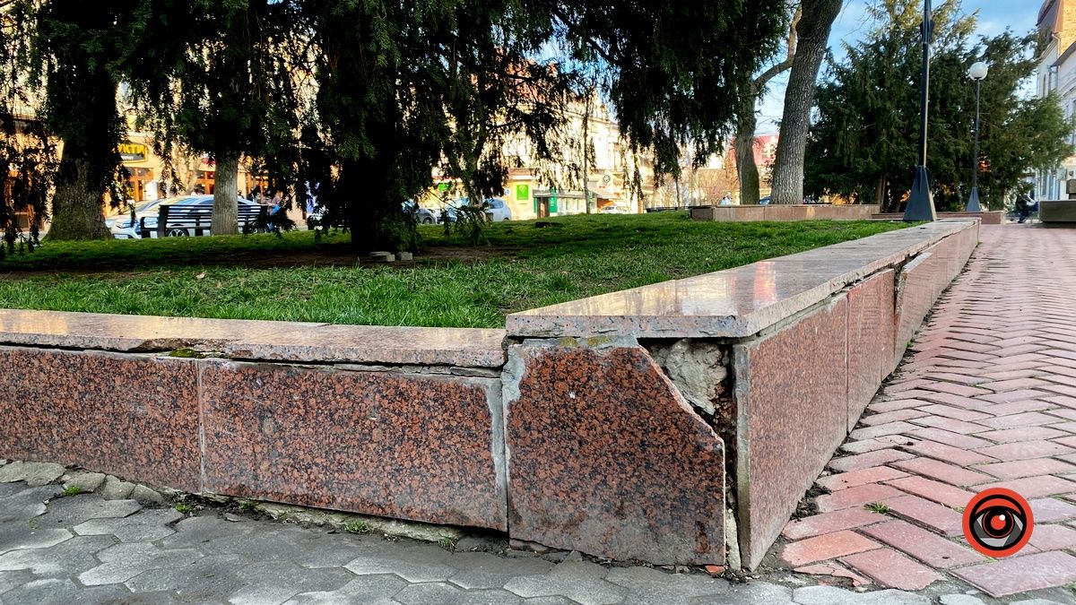 На площі Відродження у Коломиї відвалюється плитка 4