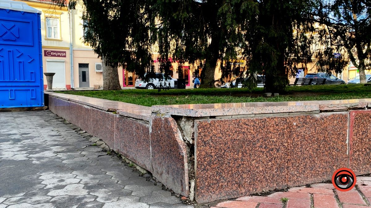 На площі Відродження у Коломиї відвалюється плитка 5