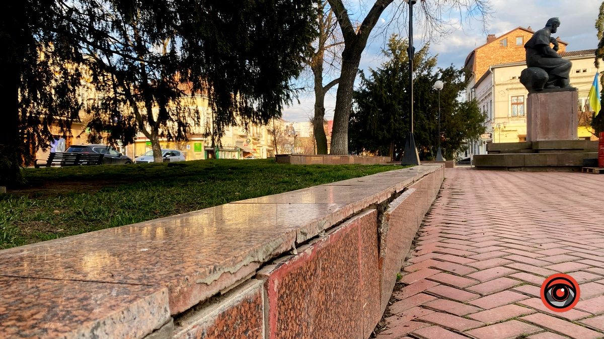 На площі Відродження у Коломиї відвалюється плитка 3