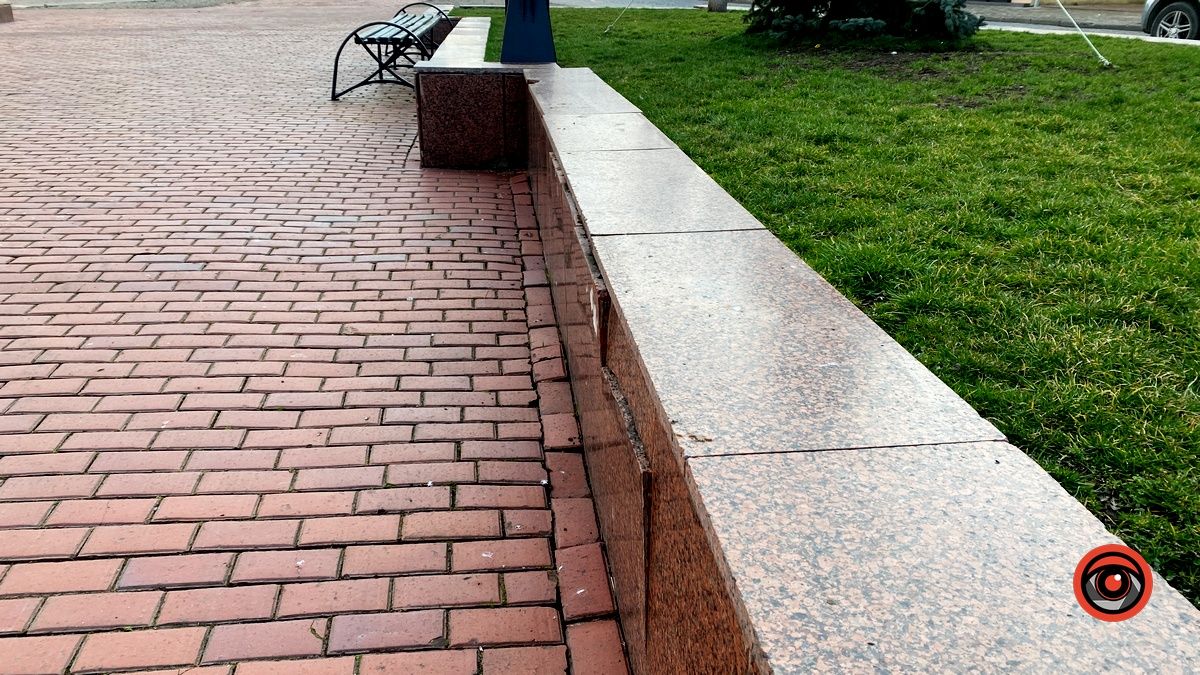 На площі Відродження у Коломиї відвалюється плитка 1