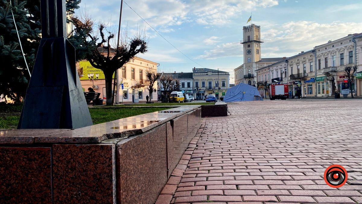 На площі Відродження у Коломиї відвалюється плитка 2