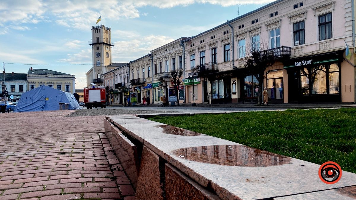 На площі Відродження у Коломиї відвалюється плитка 10