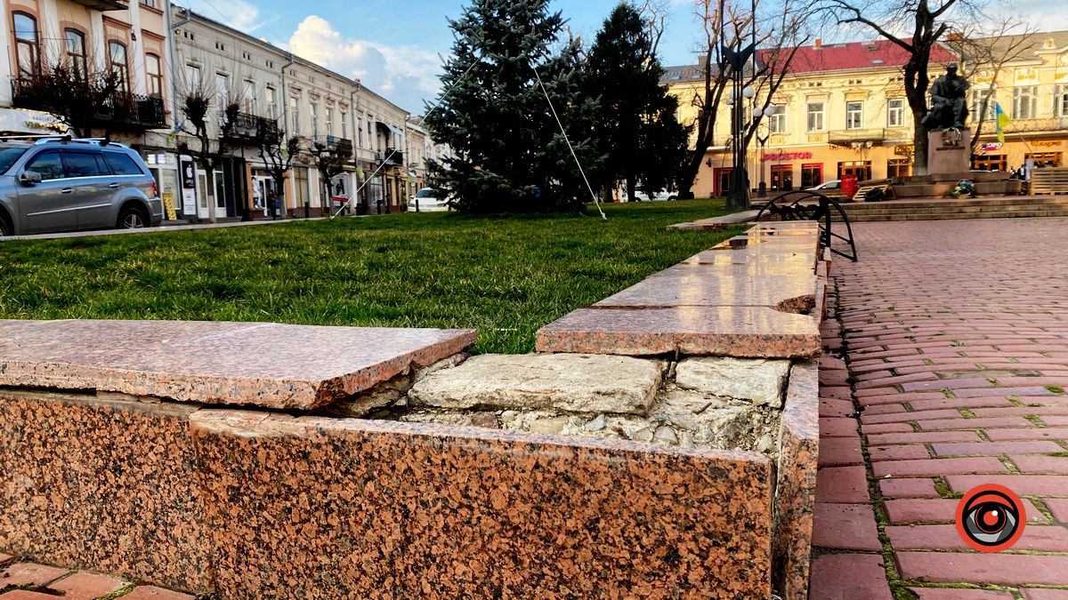 На площі Відродження у Коломиї відвалюється плитка 11
