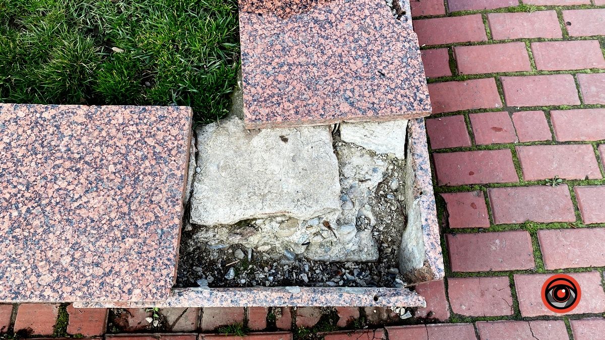 На площі Відродження у Коломиї відвалюється плитка 12