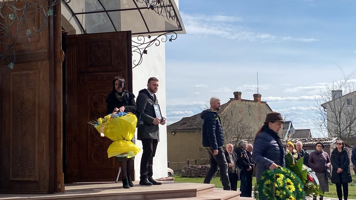 У Коломиї провели в останню дорогу геніального композитора Олександра Козаренка 6