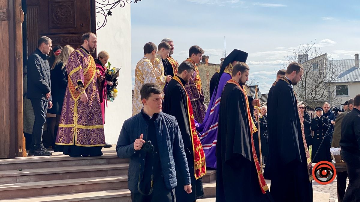 У Коломиї провели в останню дорогу геніального композитора Олександра Козаренка 7