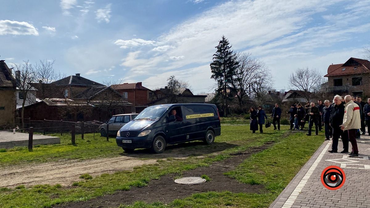 У Коломиї провели в останню дорогу геніального композитора Олександра Козаренка 8