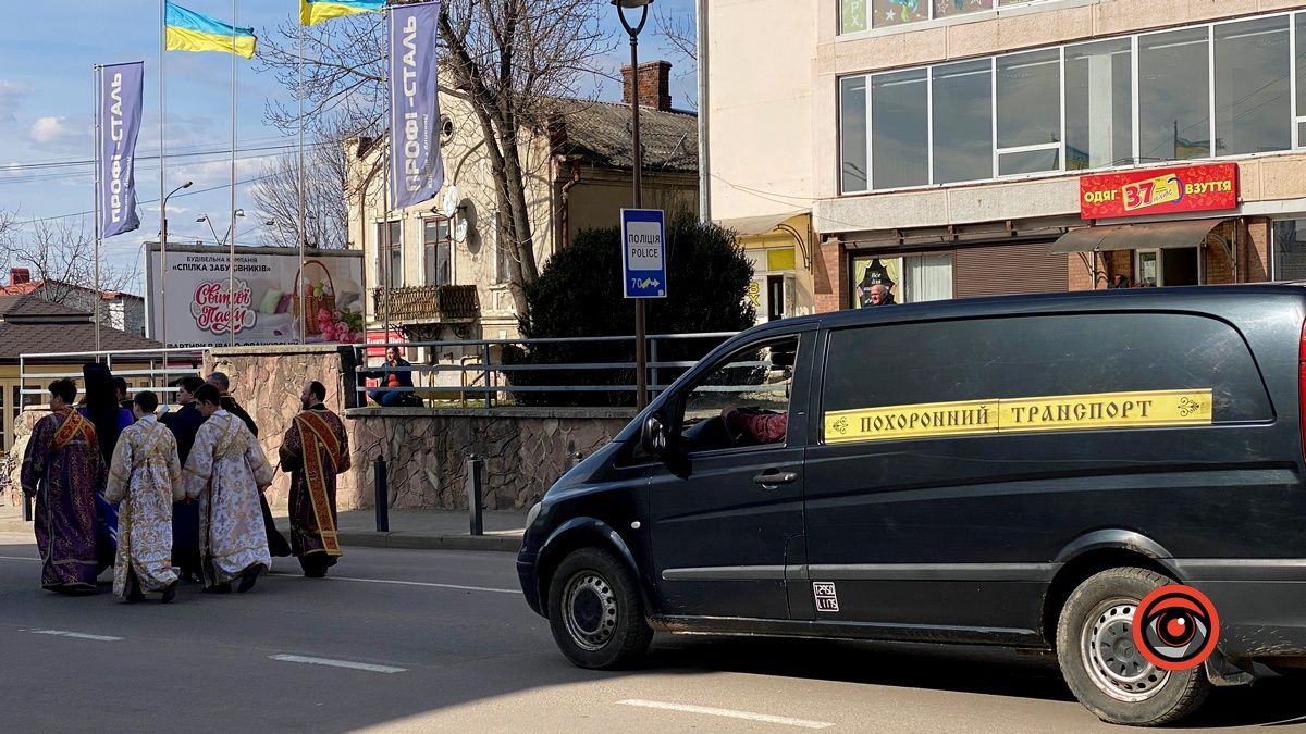 У Коломиї провели в останню дорогу геніального композитора Олександра Козаренка 16