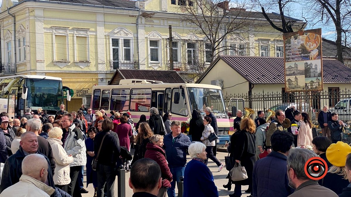 У Коломиї провели в останню дорогу геніального композитора Олександра Козаренка 19