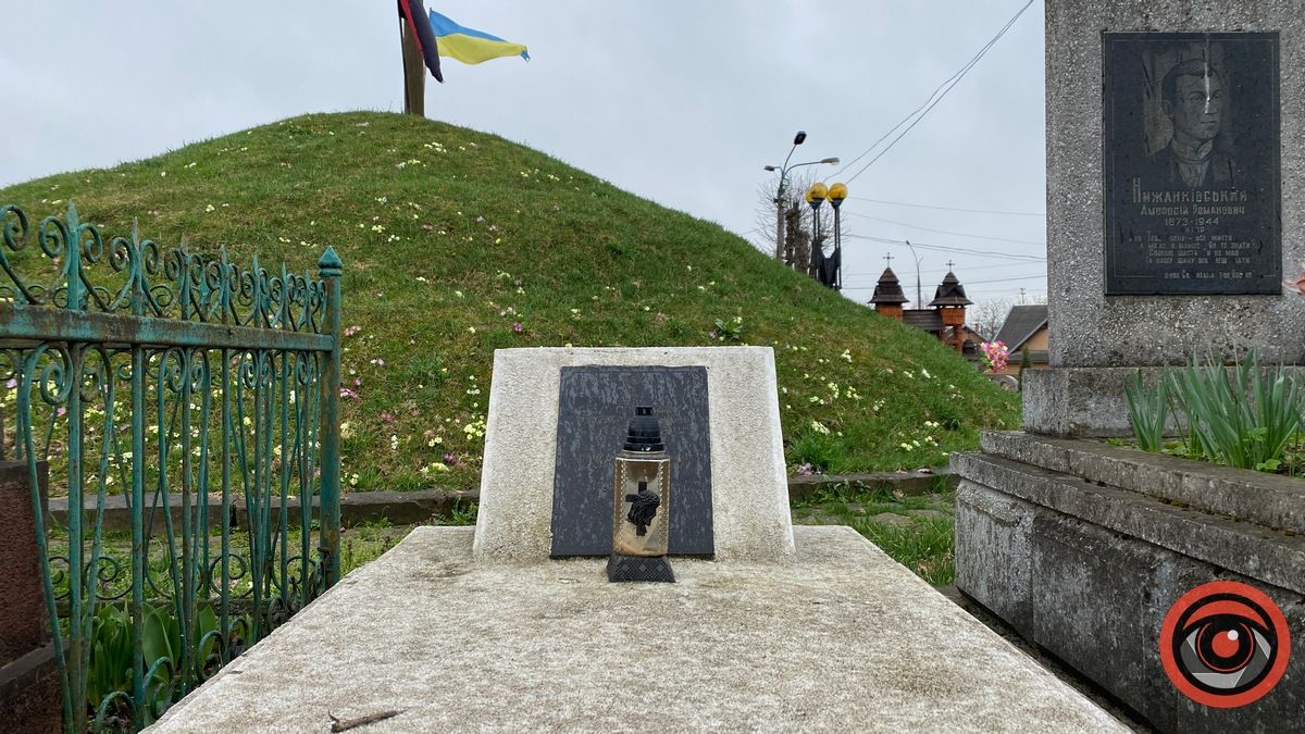 Скромна могила о. Озаркевича в Коломиї на Монастирку