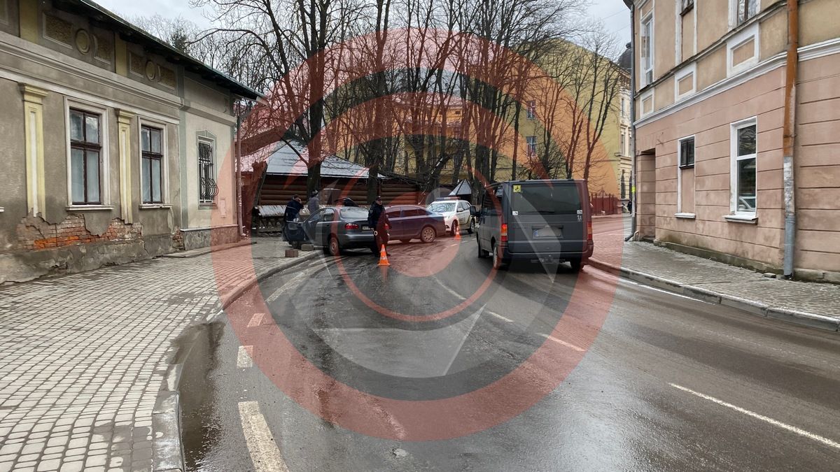ДТП на вулиці Шевченка у Коломиї: рух ускладнений 1