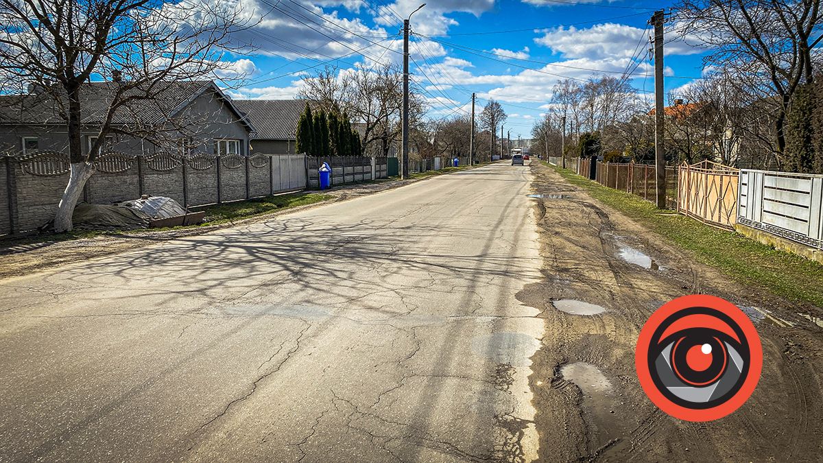 За переїздом по вулиці Петлюри немає нормальних тротуарів 2