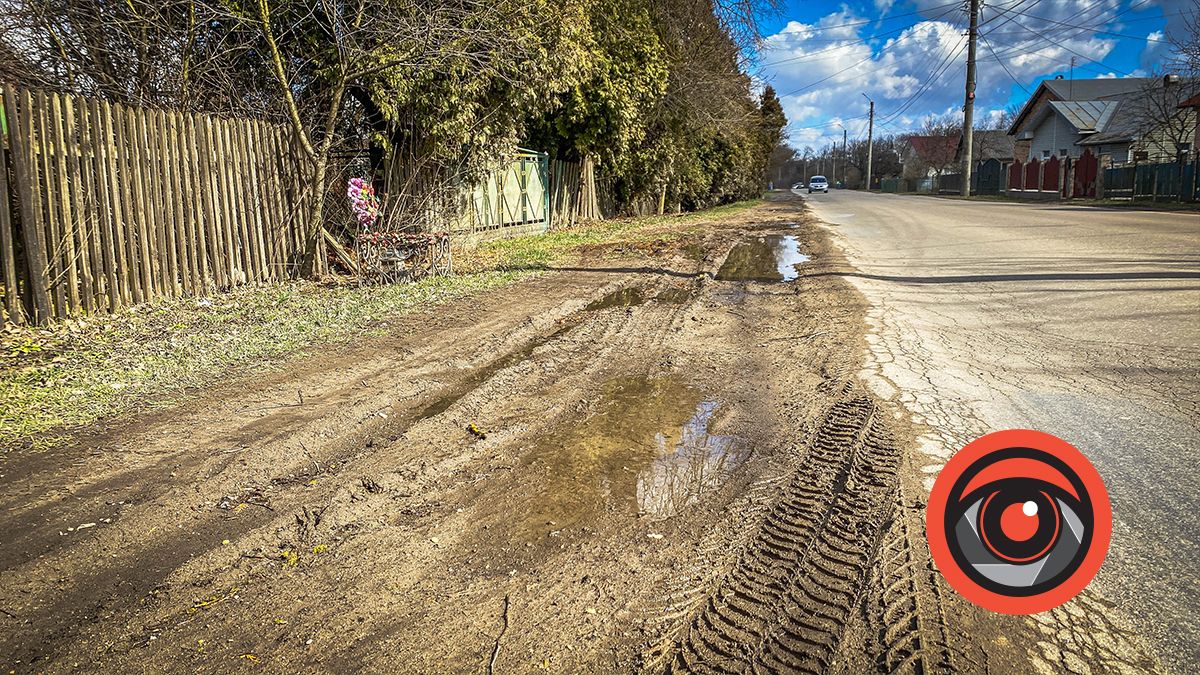 За переїздом по вулиці Петлюри немає нормальних тротуарів 4