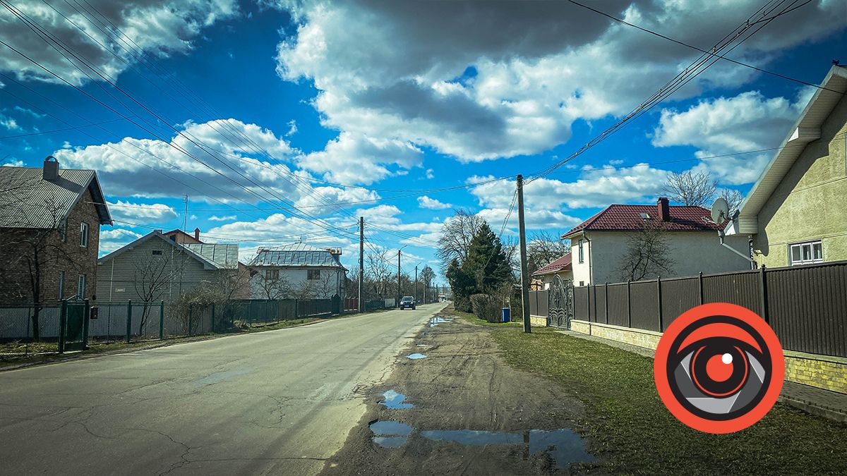 За переїздом по вулиці Петлюри немає нормальних тротуарів