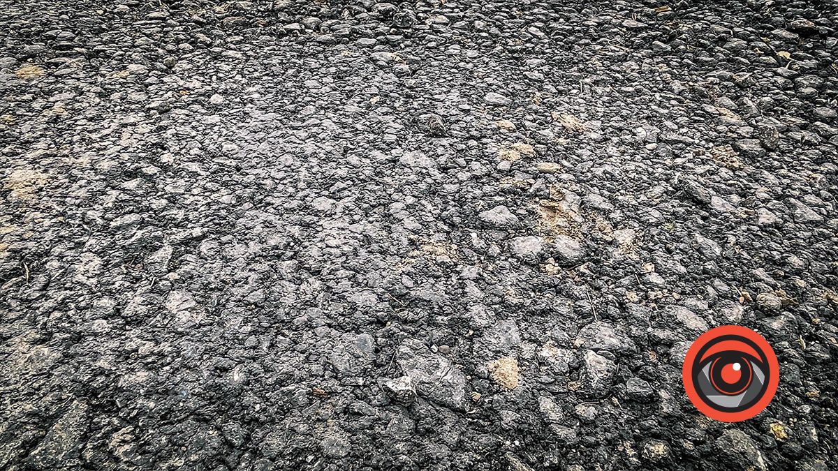 На вул. Новодворського також руйнується новий асфальт 2