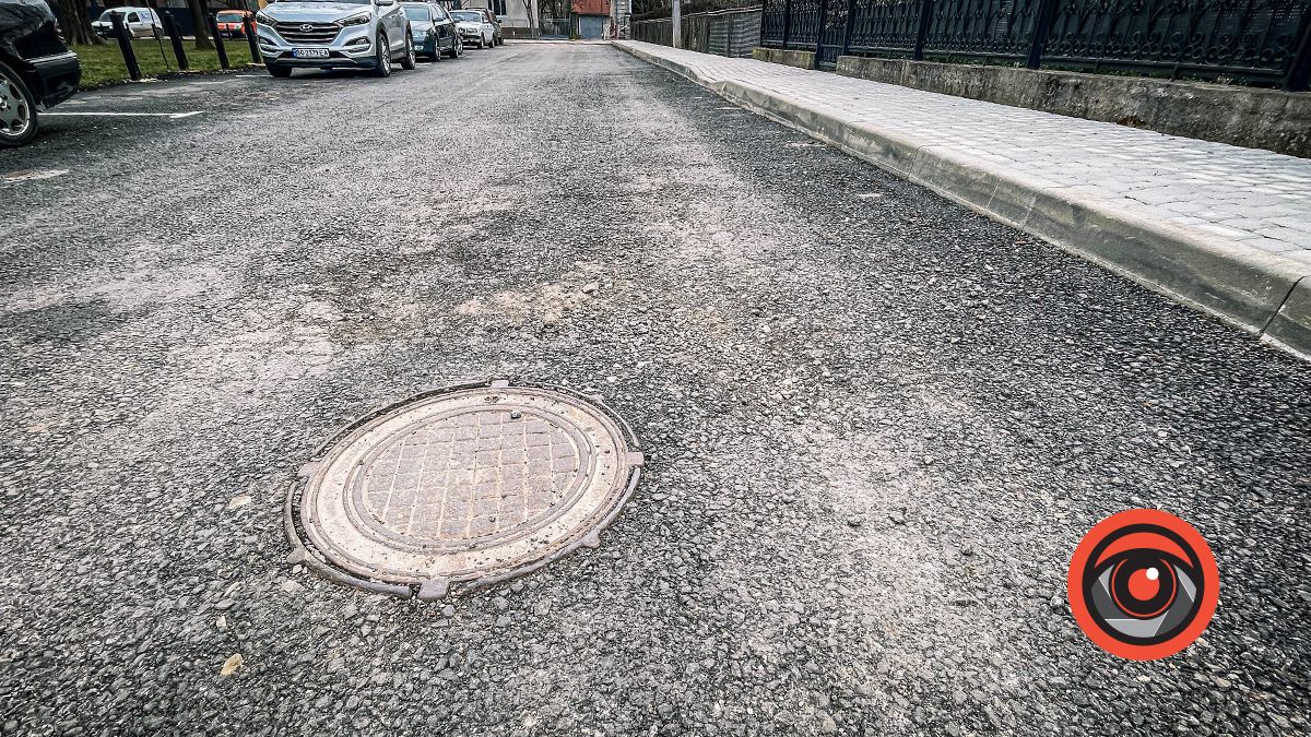 На вул. Новодворського також руйнується новий асфальт 1