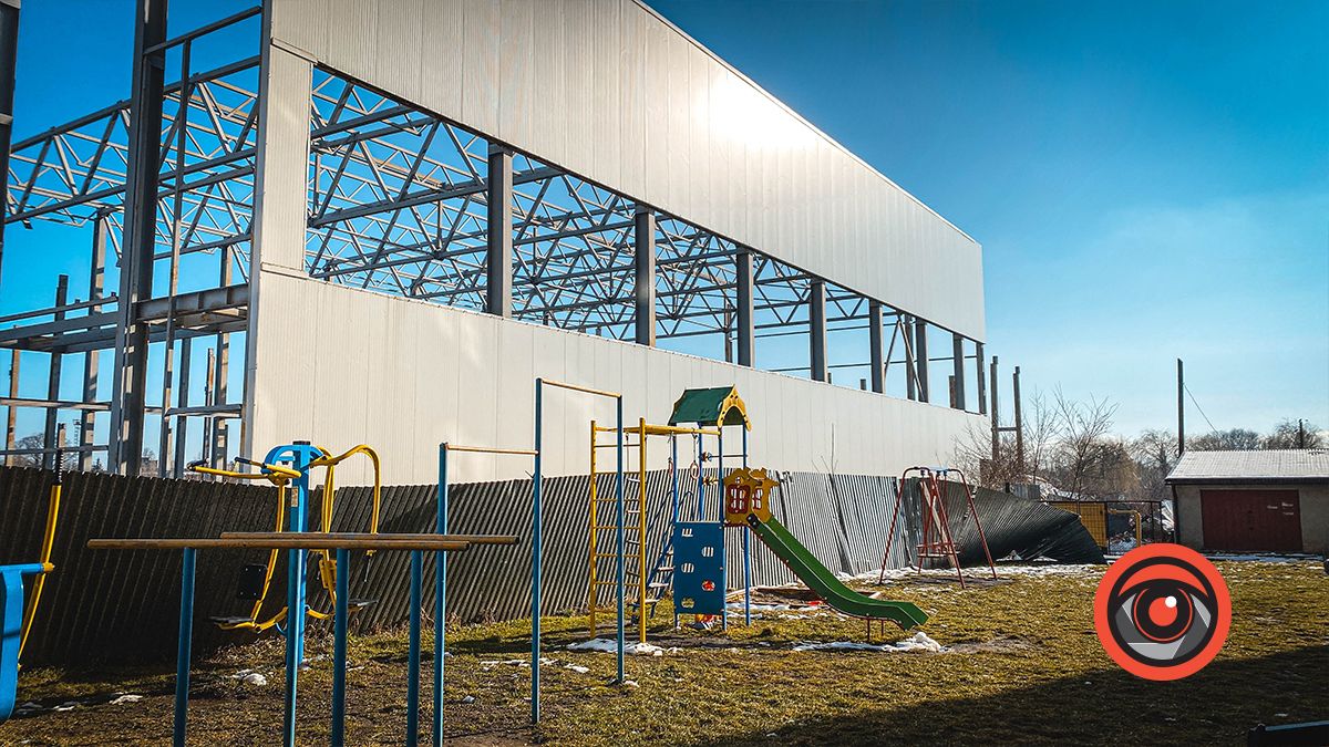 Паркан біля будівництва басейну в Коломиї може впасти на дитячий майданчик 1