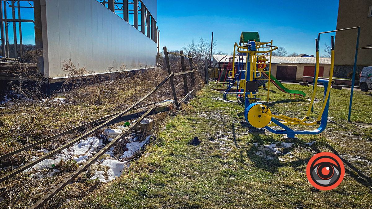 У Коломиї на вулиці Хмельницького ліквідовують аварійний паркан 1