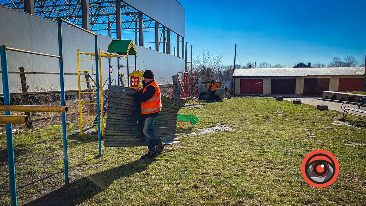 У Коломиї на вулиці Хмельницького ліквідовують аварійний паркан 2