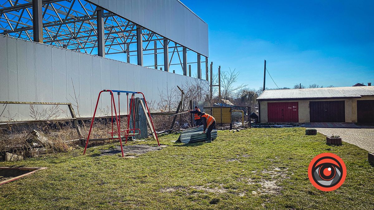 У Коломиї на вулиці Хмельницького ліквідовують аварійний паркан 3
